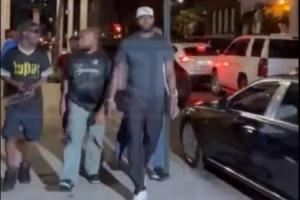 🥵TMZ：詹姆斯在纽约被当面辱骂“你成不了乔丹！滚回LA！”